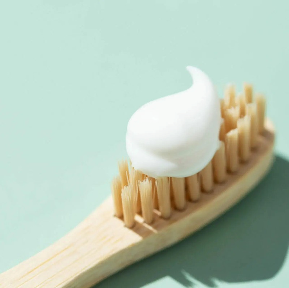 Vì sao kem đánh răng có thể làm trắng