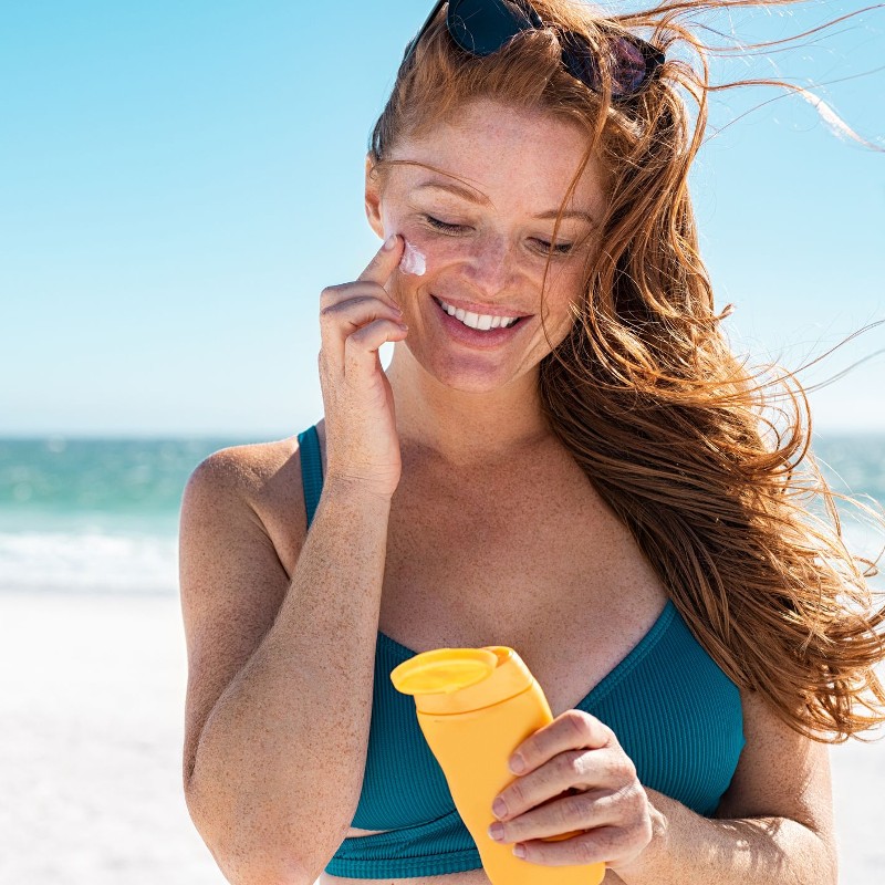 Phải thoa kem chống nắng mỗi ngày để bảo vệ da.